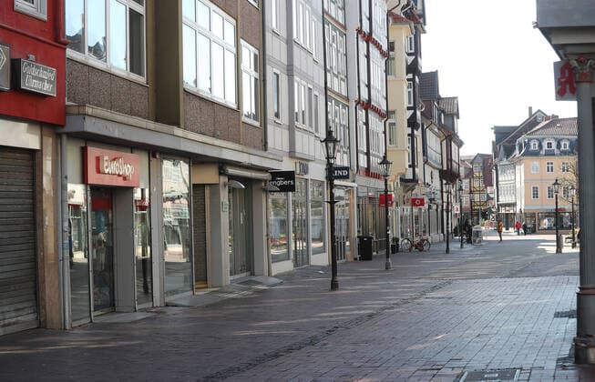 Fast menschenleere Innenstadt Wolfenbuettels, Blick in die Lange Herzog Strasse, Fussgaengerzone Wolfenbuettel