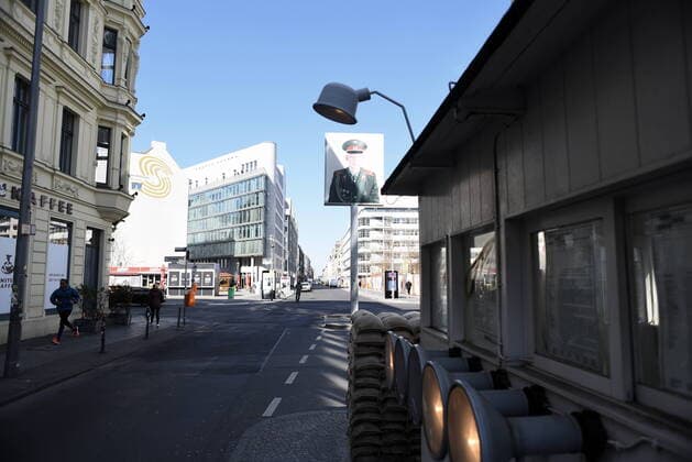 Kein Touristen, keine offenen Restaurants am Checkpoint Charlie in Berlin. Menschenleerer Chechpoint Charlie
