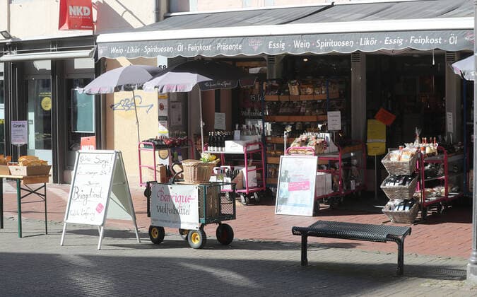 Fast menschenleere Innenstadt Wolfenbuettels, Blick in die Lange Herzog Strasse, Fussgaengerzone, dieses Lebensmittelgeschaeft hat geoeffnet Wolfenbuettel