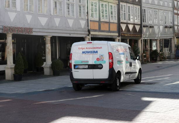 Apothekenlieferfahrzeug gesehen in Wolfenbuettel Wolfenbuettel