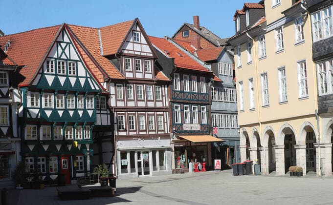 Blick in die menschenleere Fussgaengerzone, alle Geschaefte sind geschlossen, Apotheke hat geoeffnet Wolfenbuettel