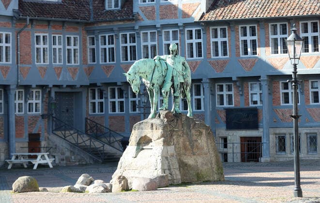 Stadtmarkt Wolfenbuettel, Blick auf das Denkmal von Herzog August Wolfenbuettel