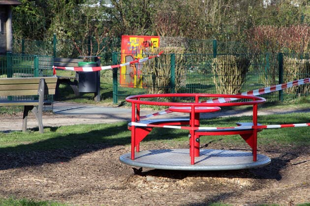 Angst vor dem Coronavirus Ein Kinderspielplatz ist wegen der Coronakrise gesperrt worden und darf nicht mehr benutzt werden. Essen Nordrhein-Westfalen Deutschland