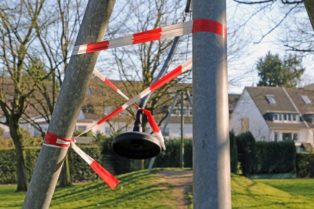 Angst vor dem Coronavirus Ein Kinderspielplatz ist wegen der Coronakrise gesperrt worden und darf nicht mehr benutzt werden. Essen Nordrhein-Westfalen Deutschland