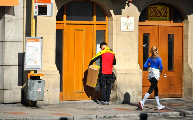 COVID-19, Einschränkungen im öffentlichen Leben. Corona Krise in Stuttgart. Viele Geschäfte, Kneipen, Läden sind geschlossen. Menschenansammlungen von mehr als zwei Personen sind an öffentlichen Orten in Baden-Württemberg vorerst nicht mehr erlaubt. Lieferdienste wie hier DHL haben viel zu tun, da Einkaufsmöglichkeiten begrenzt sind. Stuttgart Baden-Wuerttemberg Deutschland Copyright: xMaxxKovalenkox