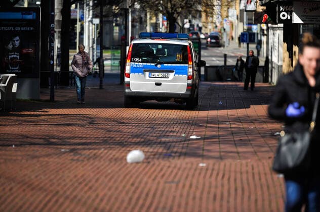 COVID-19, Einschränkungen im öffentlichen Leben. Corona Krise in Stuttgart. Viele Geschäfte, Kneipen, Läden sind geschlossen. Polizei kontroliert die Fussgängerzon in Bad Cannstatt. Menschenansammlungen von mehr als zwei Personen sind an öffentlichen Orten in Baden-Württemberg vorerst nicht mehr erlaubt. Auch die Anzahl der Öffentlichen Verkehrsmittel u. A. Stadtbahnen und Buse wurde seit heute reduziert, die Fahrzeiten haben sich auch verändert zu Ungunsten der Fahrgäste. Stuttgart Baden-Wuerttemberg Deutschland Copyright: xMaxxKovalenkox