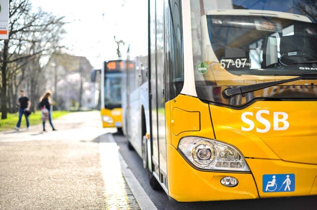COVID-19, Einschränkungen im öffentlichen Leben. Corona Krise in Stuttgart. Viele Geschäfte, Kneipen, Läden sind geschlossen. Auch die Anzahl der Öffentlichen Verkehrsmittel u. A. Stadtbahnen und Buse wurde seit heute reduziert, die Fahrzeiten haben sich auch verändert zu Ungunsten der Fahrgäste. Menschenansammlungen von mehr als zwei Personen sind an öffentlichen Orten in Baden-Württemberg vorerst nicht mehr erlaubt. Stuttgart Baden-Wuerttemberg Deutschland Copyright: xMaxxKovalenkox