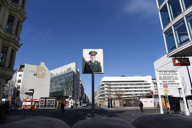 Kein Touristen, keine offenen Restaurants am Checkpoint Charlie in Berlin. Menschenleerer Chechpoint Charlie