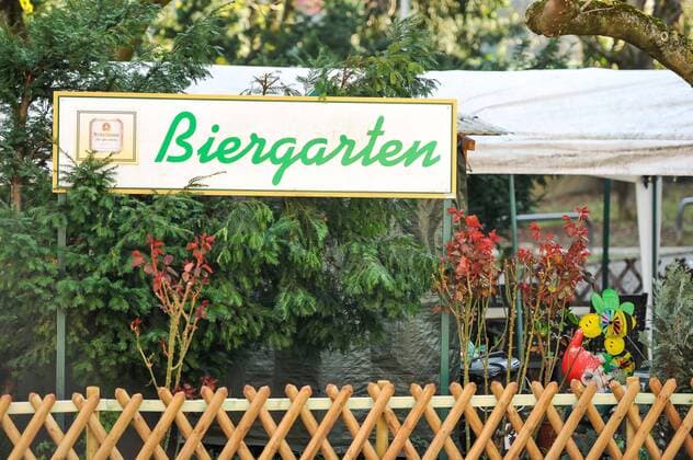 COVID-19, Einschränkungen im öffentlichen Leben. Corona Krise in Stuttgart. Viele Geschäfte, Kneipen, Läden sind geschlossen. Im Bild: Kneipe mit Biergarten in Stuttgart West. Auch die Anzahl der Öffentlichen Verkehrsmittel u. A. Stadtbahnen und Buse wurde seit heute reduziert, die Fahrzeiten haben sich auch verändert zu Ungunsten der Fahrgäste. Menschenansammlungen von mehr als zwei Personen sind an öffentlichen Orten in Baden-Württemberg vorerst nicht mehr erlaubt. Stuttgart Baden-Wuerttemberg Deutschland Copyright: xMaxxKovalenkox