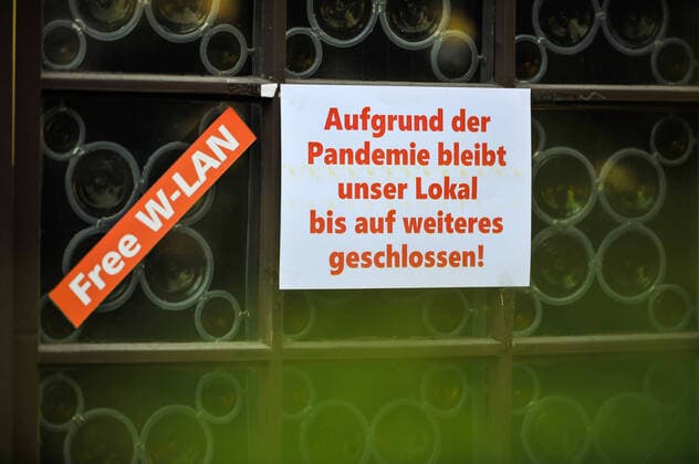 COVID-19, Einschränkungen im öffentlichen Leben. Corona Krise in Stuttgart. Viele Geschäfte, Kneipen, Läden sind geschlossen. Im Bild: Kneipe mit Biergarten in Stuttgart West. Auch die Anzahl der Öffentlichen Verkehrsmittel u. A. Stadtbahnen und Buse wurde seit heute reduziert, die Fahrzeiten haben sich auch verändert zu Ungunsten der Fahrgäste. Menschenansammlungen von mehr als zwei Personen sind an öffentlichen Orten in Baden-Württemberg vorerst nicht mehr erlaubt. Stuttgart Baden-Wuerttemberg Deutschland Copyright: xMaxxKovalenkox