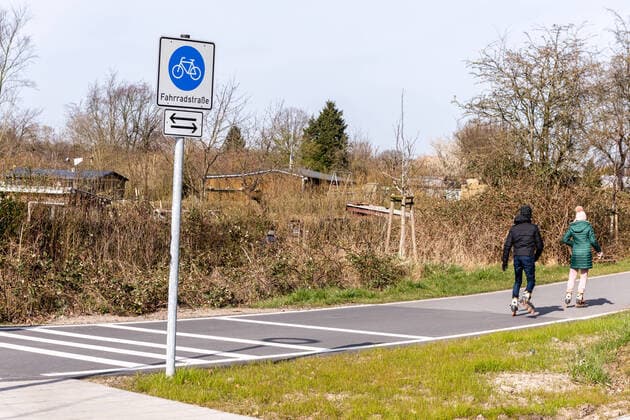Die Veloroute 10 in der Landeshauptstadt Kiel verbindet den Süden der Stadt vom Einkaufszentrum Citti-Park bis zum Universitätsgelände der Kieler Uni Kiel Schreventeich Schleswig-Holstein Deutschland
