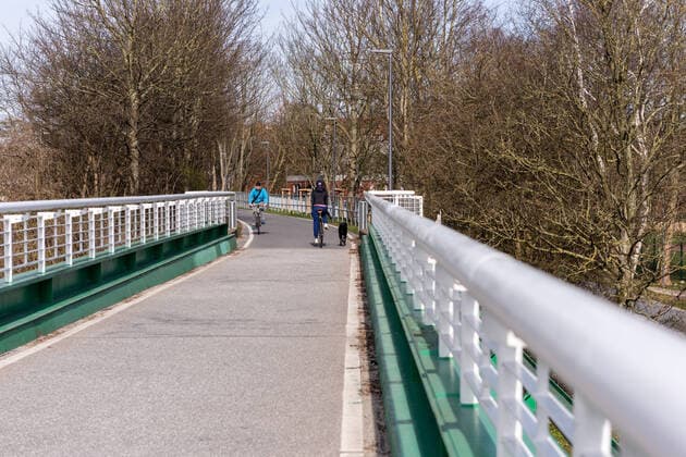 Die Veloroute 10 in der Landeshauptstadt Kiel verbindet den Süden der Stadt vom Einkaufszentrum Citti-Park bis zum Universitätsgelände der Kieler Uni Kiel Schreventeich Schleswig-Holstein Deutschland