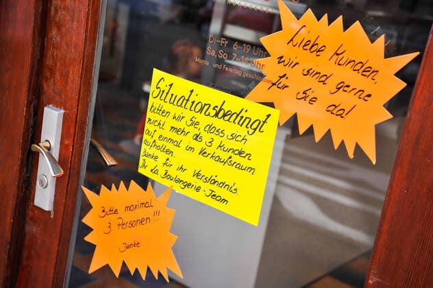 COVID-19, Einschränkungen im öffentlichen Leben. Corona Krise in Stuttgart. Viele Geschäfte, Kneipen, Läden sind geschlossen. Hier: vor dem Eingang einer Bäckerei, in Stuttgart West. Menschenansammlungen von mehr als zwei Personen sind an öffentlichen Orten in Baden-Württemberg vorerst nicht mehr erlaubt. Auch die Anzahl der Öffentlichen Verkehrsmittel u. A. Stadtbahnen und Buse wurde seit heute reduziert, die Fahrzeiten haben sich auch verändert zu Ungunsten der Fahrgäste. Stuttgart Baden-Wuerttemberg Deutschland Copyright: xMaxxKovalenkox