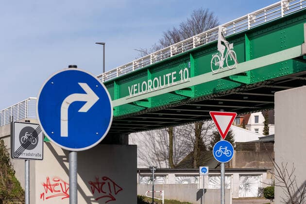 Die Veloroute 10 in der Landeshauptstadt Kiel verbindet den Süden der Stadt vom Einkaufszentrum Citti-Park bis zum Universitätsgelände der Kieler Uni Kiel Schreventeich Schleswig-Holstein Deutschland