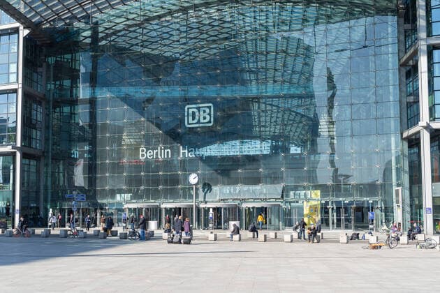 23.03.2020, Berlin, Deutschland, GER - Leerer Platz vor dem Hauptbahnhof.