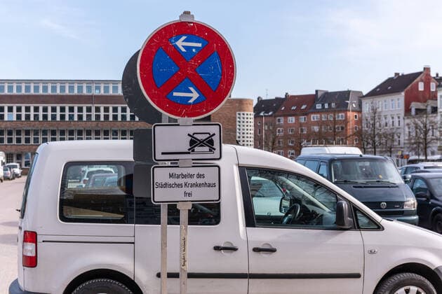 Auf dem Wilhelmsplatz in Kiel ist seit heute (24.03.2020) ein Teil der zur Verfügung stehenden öffentlichen Parkplätze von der Ordnungsbehörde für die Mitarbeiter des Städtischen Krankenhauses reserviert worden. Kiel Schreventeich Schleswig-Holstein Deutschland