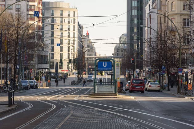 Coronavirus, Eindrücke von den Ausgangsbeschränkungen in Berlin Deutschland, Berlin - 24.03.2020: Im Bild ist die leere friedrichstraße auf Höhe U-Bahnhof Oranienburger Tor zu sehen. Berlin Berlin Deutschland