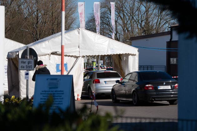 Herford, Deutschland 24.03.2020: Abstrichstelle Coronavirus in Herford Am Montag, den 23.03.2020 ist bei der Abstrichstelle in Herford ein Arzt gestorben. Der Mediziner soll aus dem Ruhestand bei den Abstrichen des Coronavirus (Covid-19) geholfen haben.Im Bild: Autos, Verdachtsfälle und Patienten warten an der zentrale Abstrichstelle Herford. , Herford Deutschland