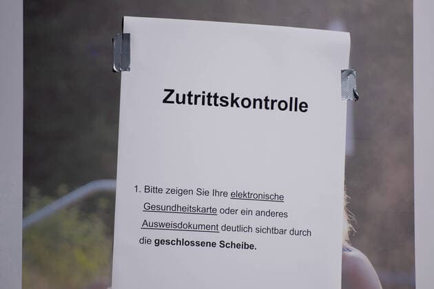 Herford, Deutschland 24.03.2020: Abstrichstelle Coronavirus in Herford Am Montag, den 23.03.2020 ist bei der Abstrichstelle in Herford ein Arzt gestorben. Der Mediziner soll aus dem Ruhestand bei den Abstrichen des Coronavirus (Covid-19) geholfen haben.Im Bild: Ein Informationszettel bei der zentralen Abstrichstelle Herford zur Zutrittskontrolle - ein Ausweis ist erforderlich. , Herford Deutschland