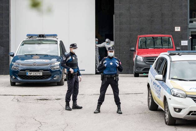 March 24, 2020, Madrid, Spain: Two military personnel in protective suits closing the door of the morgue and police officers on guard..The ice rink of Palacio de Hielo mall (Ice Palace) is used by the Spanish Army as a morgue due to local funeral homes being over capacitated due to COVID-19. Spain plans to continue its quarantine measures at least through April 11. Madrid Spain - ZUMAs197 20200324_zaa_s197_094 Copyright: xBraisxGonzalezxRoucox