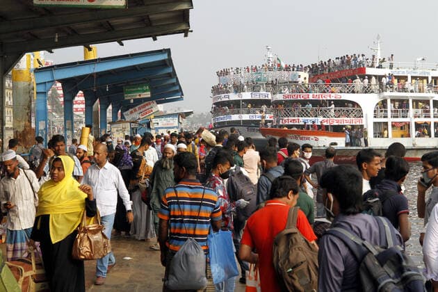 (200324) -- DHAKA, March 24, 2020 (Xinhua) -- People crowd into Sadarghat Launch Terminal in Dhaka, Bangladesh, on March 24, 2020. The Bangladeshi government on Tuesday announced to restrict public transport across the country till April 4 from March 26 amid efforts to contain the COVID-19 outbreak. The Bangladeshi government on Tuesday reported the fourth death in the country in addition to six more confirmed cases, bringing the total to 39. (Str Xinhua) BANGLADESH-DHAKA-COVID-19-PUBLIC TRANSPORTATION-RESTRICTION 