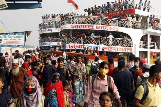 News Bilder des Tages (200324) -- DHAKA, March 24, 2020 (Xinhua) -- People crowd into Sadarghat Launch Terminal in Dhaka, Bangladesh, on March 24, 2020. The Bangladeshi government on Tuesday announced to restrict public transport across the country till April 4 from March 26 amid efforts to contain the COVID-19 outbreak. The Bangladeshi government on Tuesday reported the fourth death in the country in addition to six more confirmed cases, bringing the total to 39. (Str Xinhua) BANGLADESH-DHAKA-COVID-19-PUBLIC TRANSPORTATION-RESTRICTION 