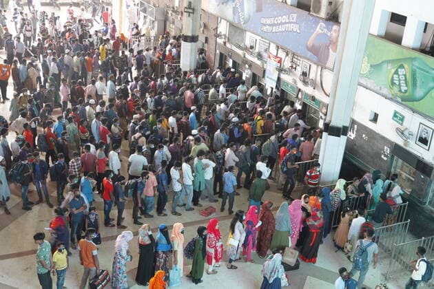 (200324) -- DHAKA, March 24, 2020 (Xinhua) -- People queue up to buy tickets at a railway station in Dhaka, Bangladesh, on March 24, 2020. The Bangladeshi government on Tuesday announced to restrict public transport across the country till April 4 from March 26 amid efforts to contain the COVID-19 outbreak. The Bangladeshi government on Tuesday reported the fourth death in the country in addition to six more confirmed cases, bringing the total to 39. (Str Xinhua) BANGLADESH-DHAKA-COVID-19-PUBLIC TRANSPORTATION-RESTRICTION 