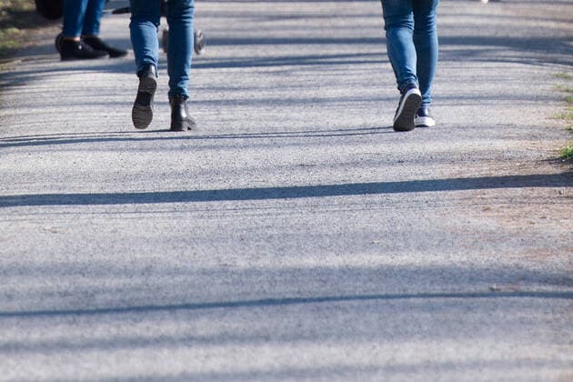 Herford, Deutschland 24.03.2020: Feature Gesellschaft Spaziergänger und Fußgänger beim spazieren , Herford Deutschland