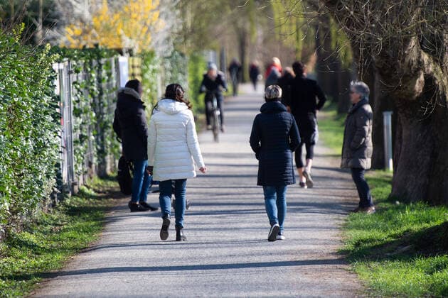 Herford, Deutschland 24.03.2020: Feature Gesellschaft Spaziergänger und Fußgänger beim spazieren , Herford Deutschland