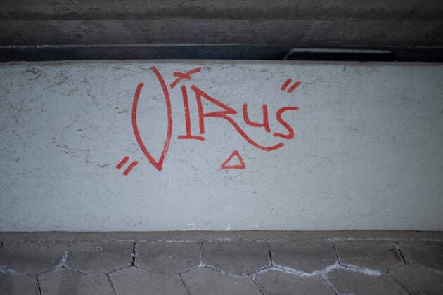 News Bilder des Tages Herford, Deutschland 24.03.2020: Feature Coronavirus - Folgen Auswirkungen des Coronavirus (Covid-19) im Bild: Die Aufschrift Virus als Graffiti unter einer Brücke , Deutschland