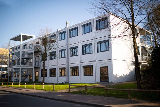 Herford, Deutschland 24.03.2020: Feature Bildung An einem Gymnasium wurden Container als Übergangslösung aufgestellt und so der Unterricht fortgesetzt, weil die Fachräume in Naturwissenschaften wegen Mängeln gesperrt wurden. , Herford Deutschland