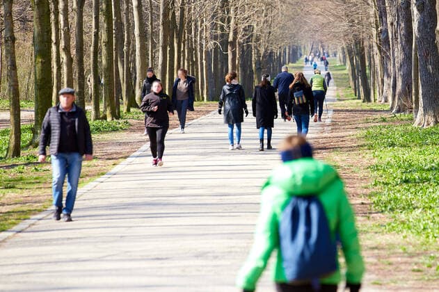 - Wien 24.03.2020 - Coronavirus Krise - In Wien sind trotz Coronavirus-Krise die städtischen Parks geöffnet – mit Ausnahmen wie dem Burg- und Volksgarten oder dem Augarten. Diese verwaltet der Bund. Der Wiener Bürgermeister drängt nun darauf, auch die Bundesgärten wieder aufzusperren denn je mehr man in einer Großstadt abschließt, desto mehr werden sich bei schönem Wetter dann in den verbleibenden Freiflächen drängen PHOTO: Bei kaltem aber schönem Wetter waren heute am Nachmittag viele Menschen im Wienerwald unterwegs. Vienna, Austria - Corona virus crisis - Despite the corona virus crisis, the city s parks are open - with exceptions such as the Burggarten and Volksgarten or the Augarten. The federal government manages these. The mayor of Vienna is now pushing to open the federal gardens again because the more you lock in a big c 