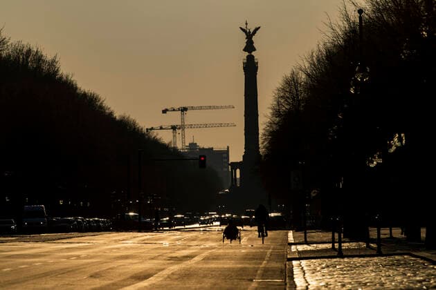 Eine sehr leere Strasse des 17. Juni in Berlin am 24. Maerz 2020. Um die Verbreitung des Coronavirus (COVID-19) zu verlangsamen beschlossen Bund und Laender weitere Restriktionen. Nachdem Museen, Theatern, Sportveranstaltungen usw verboten wurden sind ab gestern Versammlungen mit mehr als zwei Personen in der Oeffentlichkeit grundsaetzlich verboten. Restaurants koennen zum Beispiel nur nich Abholung anbieten. Die Menschen scheinen diese Massnahmen zu folgen, da die Stadt menschenleer ist. Oeffentliches Leber weiter in Berlin wegen Coronavirus eingeschraenkt