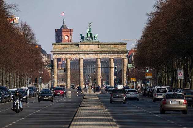 Eine sehr leere Strasse des 17. Juni in Berlin am 24. Maerz 2020. Um die Verbreitung des Coronavirus (COVID-19) zu verlangsamen beschlossen Bund und Laender weitere Restriktionen. Nachdem Museen, Theatern, Sportveranstaltungen usw verboten wurden sind ab gestern Versammlungen mit mehr als zwei Personen in der Oeffentlichkeit grundsaetzlich verboten. Restaurants koennen zum Beispiel nur nich Abholung anbieten. Die Menschen scheinen diese Massnahmen zu folgen, da die Stadt menschenleer ist. Oeffentliches Leber weiter in Berlin wegen Coronavirus eingeschraenkt