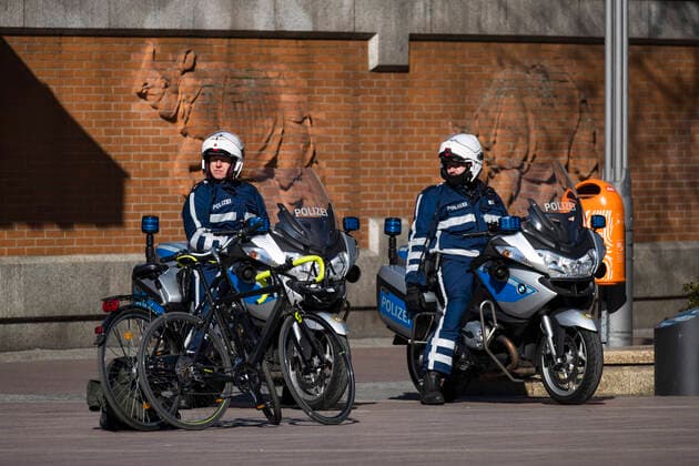 Polizei kontrolliert die Einhaltung der neuen Massnahmen in Berlin am 24. Maerz 2020. Um die Verbreitung des Coronavirus (COVID-19) zu verlangsamen beschlossen Bund und Laender weitere Restriktionen. Nachdem Museen, Theatern, Sportveranstaltungen usw verboten wurden sind ab gestern Versammlungen mit mehr als zwei Personen in der Oeffentlichkeit grundsaetzlich verboten. Restaurants koennen zum Beispiel nur nich Abholung anbieten. Die Menschen scheinen diese Massnahmen zu folgen, da die Stadt menschenleer ist. Oeffentliches Leber weiter in Berlin wegen Coronavirus eingeschraenkt