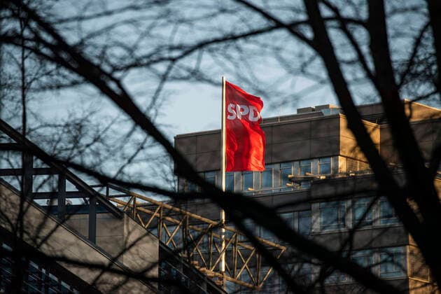 Die Flagge der SPD auf dem Willy-Brandt-Haus in Berlin am 24. Maerz 2020. Um die Verbreitung des Coronavirus (COVID-19) zu verlangsamen beschlossen Bund und Laender weitere Restriktionen. Nachdem Museen, Theatern, Sportveranstaltungen usw verboten wurden sind ab gestern Versammlungen mit mehr als zwei Personen in der Oeffentlichkeit grundsaetzlich verboten. Restaurants koennen zum Beispiel nur nich Abholung anbieten. Die Menschen scheinen diese Massnahmen zu folgen, da die Stadt menschenleer ist. Oeffentliches Leber weiter in Berlin wegen Coronavirus eingeschraenkt