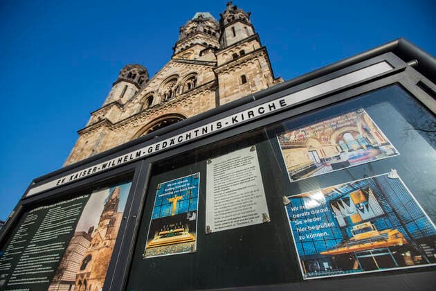 Geschlossene Kaiser-Wilhelm-Gedaechtniskirche in Berlin am 24. Maerz 2020. Um die Verbreitung des Coronavirus (COVID-19) zu verlangsamen beschlossen Bund und Laender weitere Restriktionen. Nachdem Museen, Theatern, Sportveranstaltungen usw verboten wurden sind ab gestern Versammlungen mit mehr als zwei Personen in der Oeffentlichkeit grundsaetzlich verboten. Restaurants koennen zum Beispiel nur nich Abholung anbieten. Die Menschen scheinen diese Massnahmen zu folgen, da die Stadt menschenleer ist. Oeffentliches Leber weiter in Berlin wegen Coronavirus eingeschraenkt