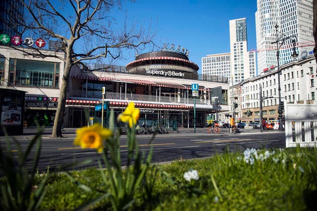 Kudamm beim Kranzler Eck mit Fruehlingsblueten in Berlin am 24. Maerz 2020. Um die Verbreitung des Coronavirus (COVID-19) zu verlangsamen beschlossen Bund und Laender weitere Restriktionen. Nachdem Museen, Theatern, Sportveranstaltungen usw verboten wurden sind ab gestern Versammlungen mit mehr als zwei Personen in der Oeffentlichkeit grundsaetzlich verboten. Restaurants koennen zum Beispiel nur nich Abholung anbieten. Die Menschen scheinen diese Massnahmen zu folgen, da die Stadt menschenleer ist. Oeffentliches Leber weiter in Berlin wegen Coronavirus eingeschraenkt