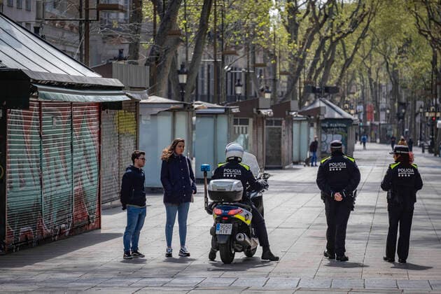 March 24, 2020, Barcelona, Catalonia, Spain: Local police officers on patrol during the period of confinement..Barcelona faces its tenth day of confinement decreed by the Government of Spain due to the spread of the coronavirus. Barcelona Spain - ZUMAs197 20200324_zaa_s197_133 Copyright: xPacoxFreirex