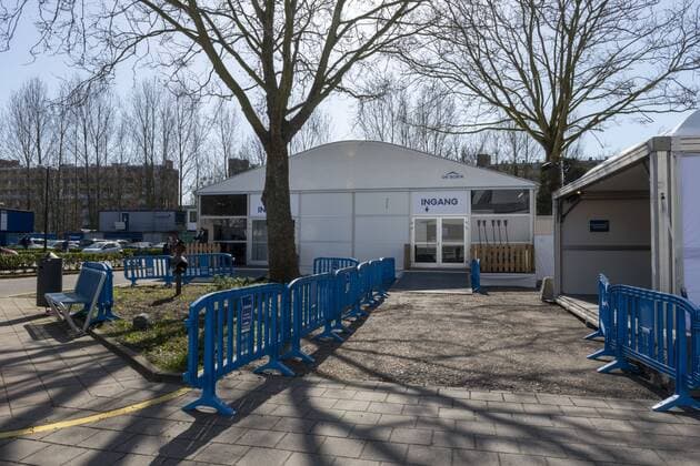 2020-03-24 13:51:52 Nederland, Amsterdam, 20200324. Het ziekenhuis OLVG West is bezig met de bouw van een grote Corona Care Unit . PatiÃ«nten kunnen daar een CT-scan laten maken, om te kijken of ze het coronavirus hebben. Copyright: Sabine Joosten  Copyright: xx x408980169x