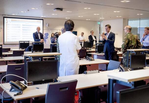 2020-03-24 17:02:08 ROTTERDAM - Mark Rutte tijdens het bezoek aan het landelijk coordinatiecentrum voor Intensive Cares in het Erasmus MC. Het onlangs geopende centrum coordineert de patientenverspreiding en beddencapaciteit tijdens de coronacrisis. ANP SEM VAN DER WAL  Copyright: xANPxSEMxVANxDERxWALx x408991424x