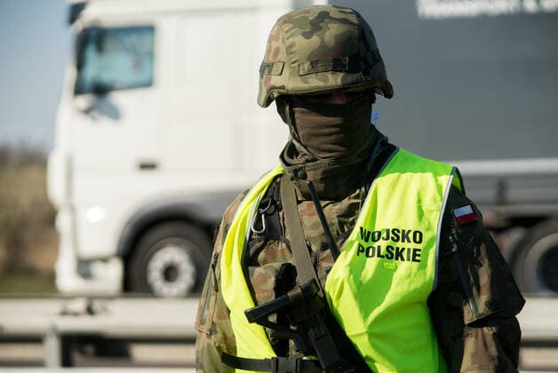 Sanitary Control Point at the Polish-German border in Kolbaskowo Sanitary Control Point at the Polish-German border on March 24, 2020 in Kolbaskowo, Poland Soldiers and members of sanitary services check all the returning drivers due to the coronavirus outbreak. EN_01420817_0033 