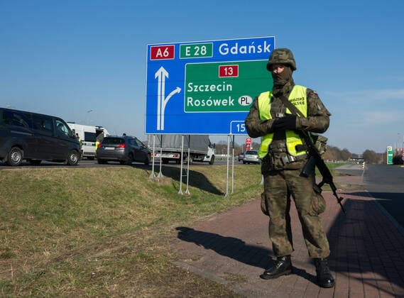 Sanitary Control Point at the Polish-German border in Kolbaskowo Sanitary Control Point at the Polish-German border on March 24, 2020 in Kolbaskowo, Poland Soldiers and members of sanitary services check all the returning drivers due to the coronavirus outbreak. EN_01420817_0039 