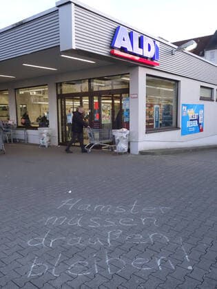 24.03. 2020 Dortmund, NRW Die Coronakrise verschärft sich. Die Bundes- und Landesregierungen erlassen umfasssenden Richtlinien. In allen Lebensbereichen erleben auch die Dortmunder Bürger starke Einschränkungen.. Mit Kreide hat jemand Hamster vmüssen draußen bleiben ! auf die Pflastersteine vor einem Aldi geschrieben.