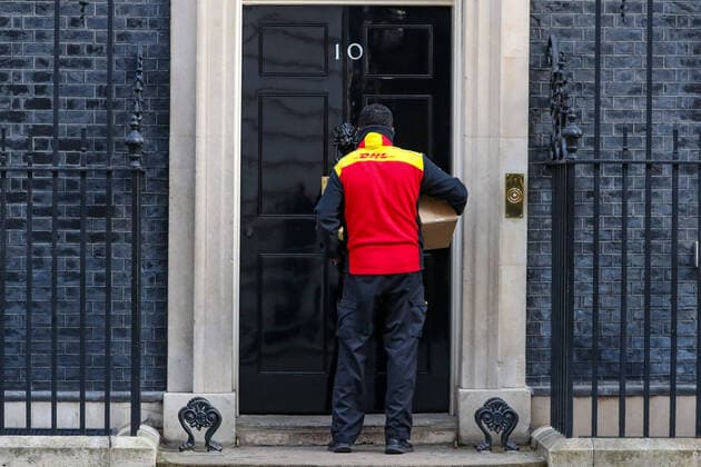 Bilder des Jahres 2020, News 03 März News Themen der Woche KW13 News Bilder des Tages A DHL delivery guy wearing face protective mask as well as surgical gloves is seen arriving in Downing Street, London on Tuesday, March 24, 2020, the day after Prime Minister Boris Johnson put the UK in lockdown to help curb the spread of the coronavirus. (Photo Vudi Xhymshiti)  iMagoVX
