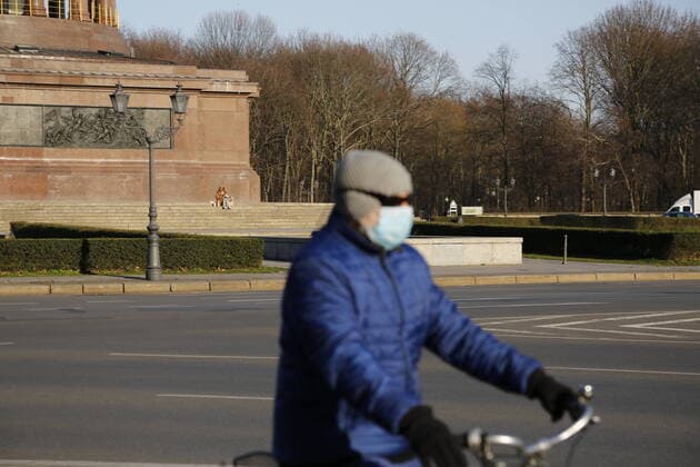 Ein Radfahrer an der Siegessäule während der Corona-Pandemie am 24.03.2020