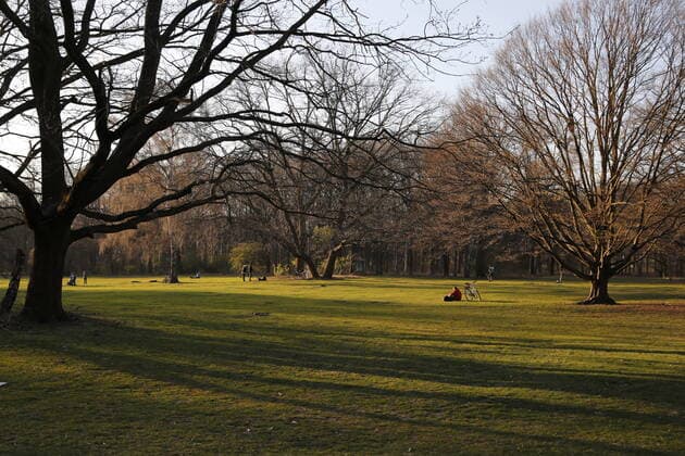 Wenige Leute auf einer Wiese im Tiergarten in Berlin während der Corona-Pandemie am 24.03.2020
