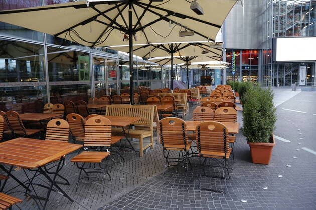 Leere Stühle im Sony Center in Berlin während der Corona-Pandemie am 24.03.2020