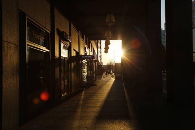 Blick gegen die Sonne bei einem Durchgang am Potsdamer Platz in Berlin während der Corona-Pandemie am 24.03.2020