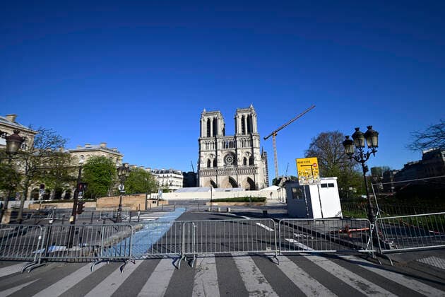 Esplanade de Notre Dame de Paris deserte NEWS : COVID 19 a Paris - 24 03 2020 JBAutissier Panoramic 